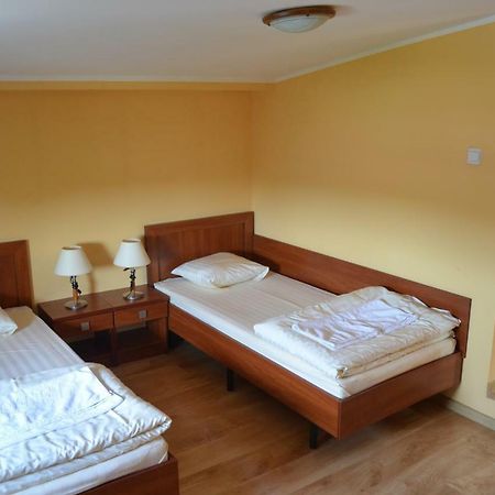 Hostel Gwarek คาโตวีตเซ ภายนอก รูปภาพ